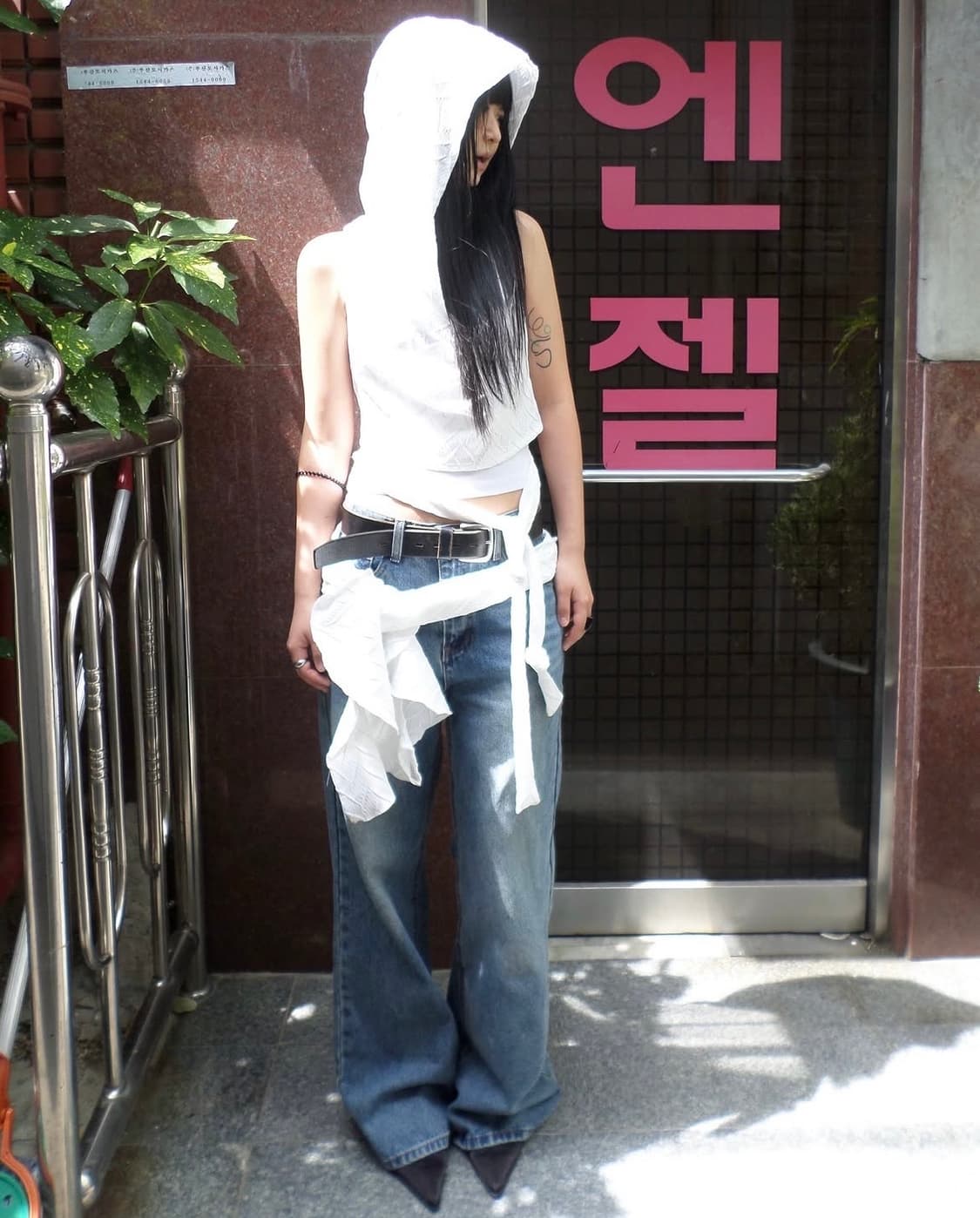 공일공사 백리스 홀터 후디 화이트 슬리브리스 상품이미지2