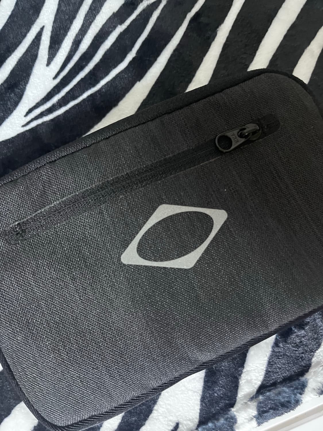 미스치프 롬버스 플랫 파우치 블랙 상품이미지4