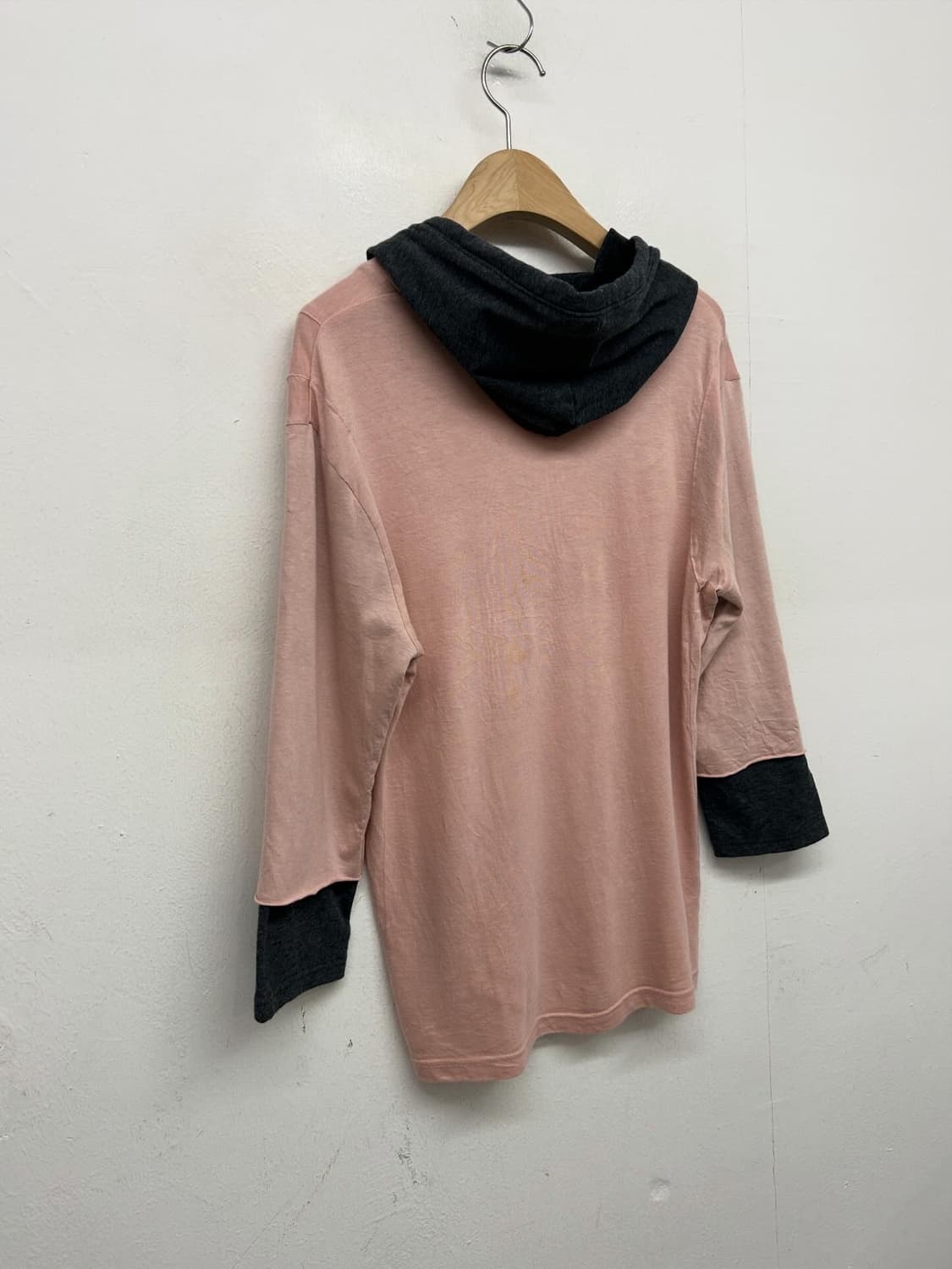 캐서린 햄넷 핑크 배색 후드 티셔츠 상품이미지4