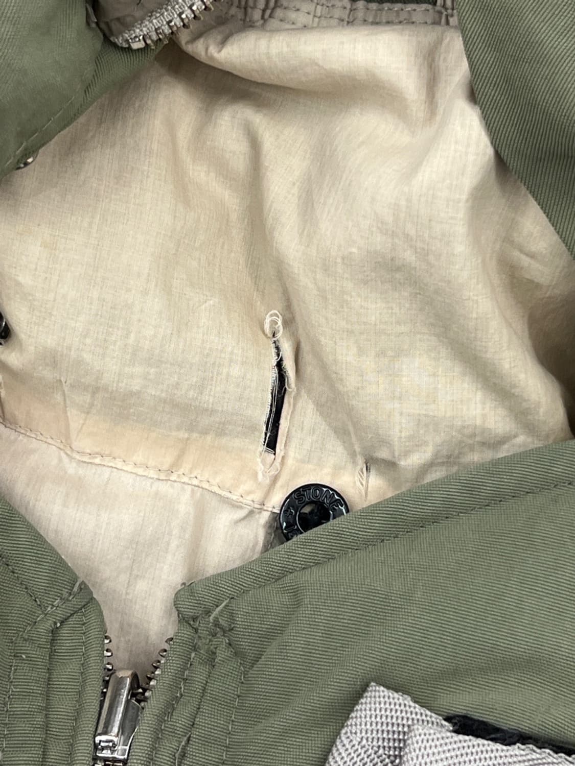 스톤아일랜드 와펜 오파크 나일론 텔라 패딩 상품이미지9