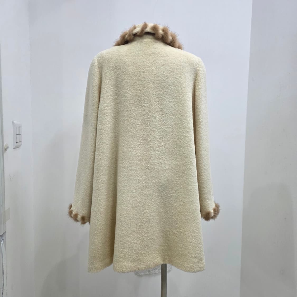 베이지 알파카 밍크퍼 트리밍 A라인 코트 상품이미지3