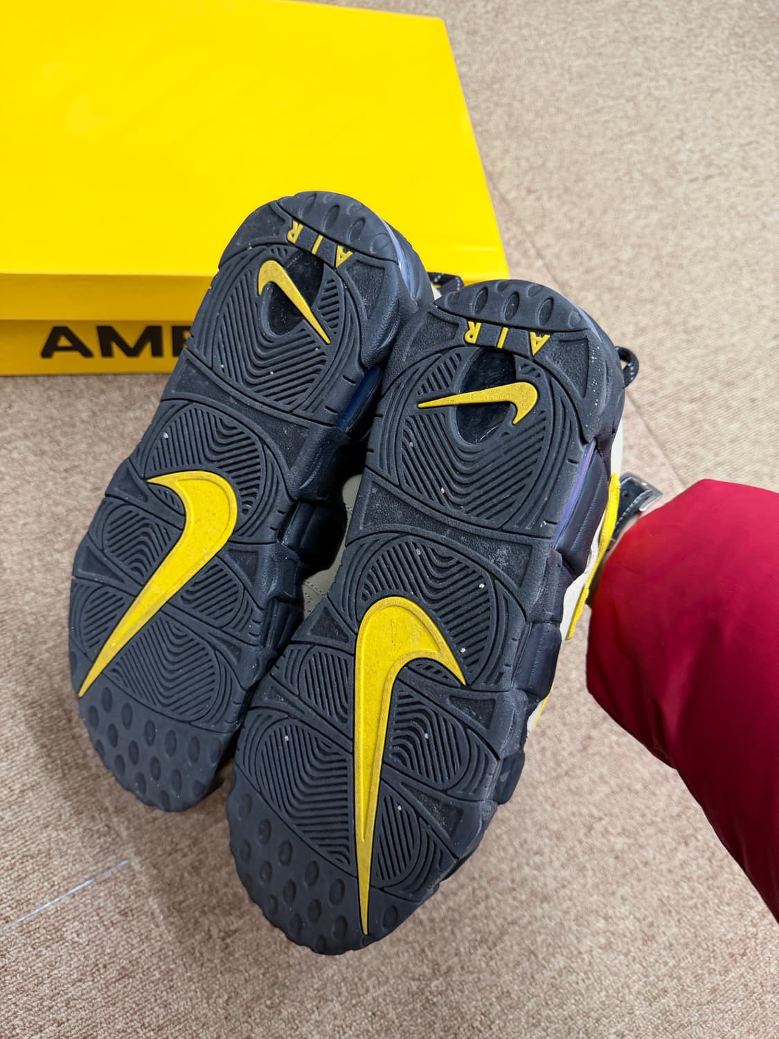 나이키 에어 모어 업템포 앰부쉬 280 사이즈 팝니다 상품이미지3