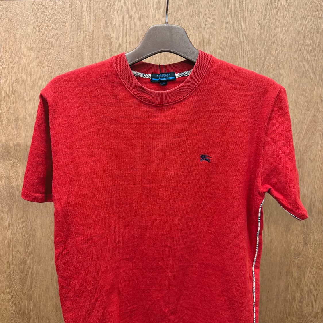 버버리 런던 코튼 반팔 티셔츠 로고 자수 사이드 배색 라인 디테일 레드 상품이미지4