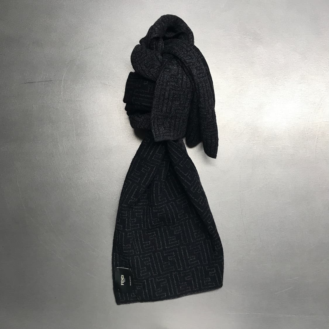 펜디 로고 머플러 블랙 상품이미지1