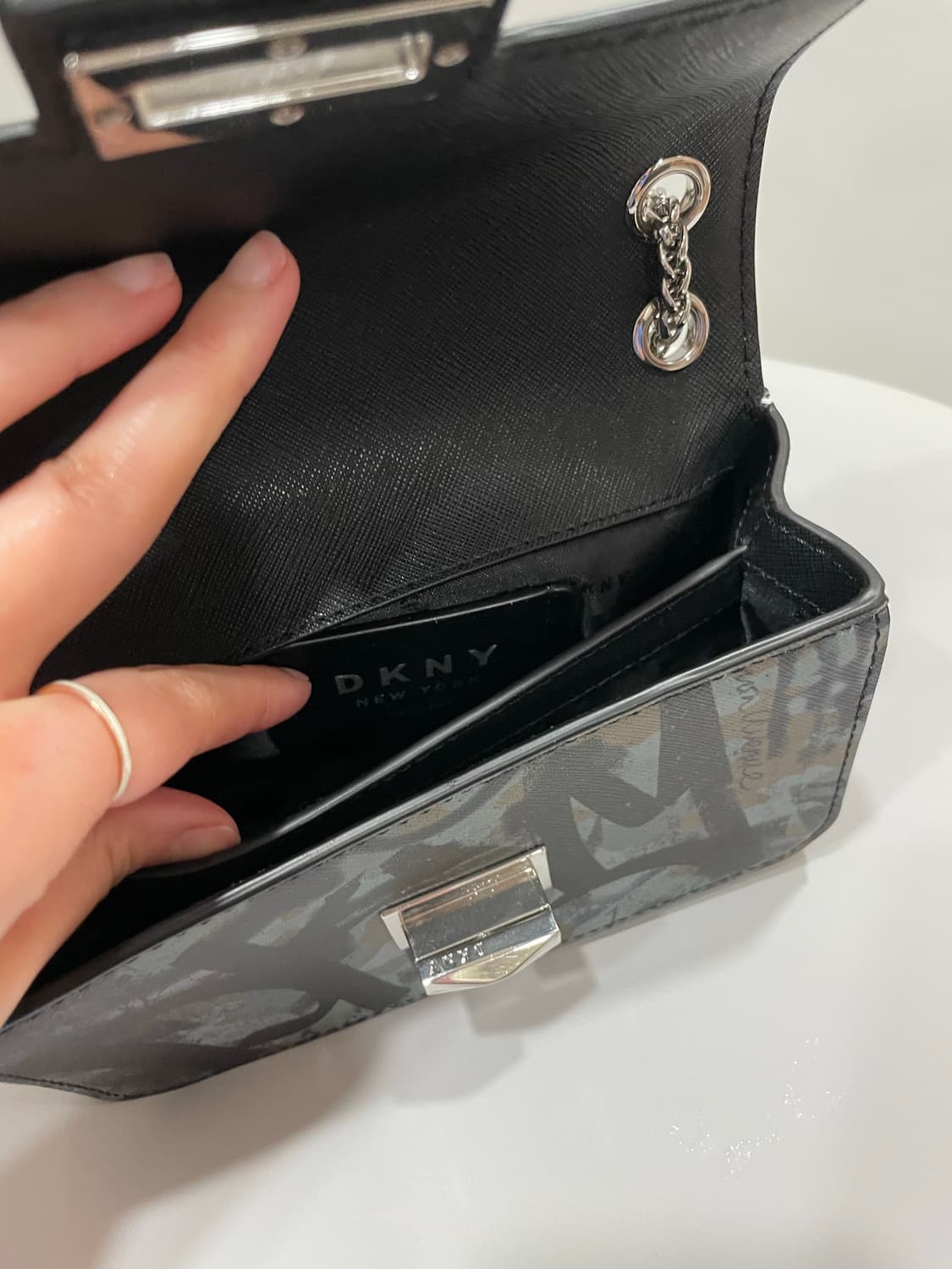 DKNY 뉴욕 그래피티 미니 체인 숄더백 상품이미지5