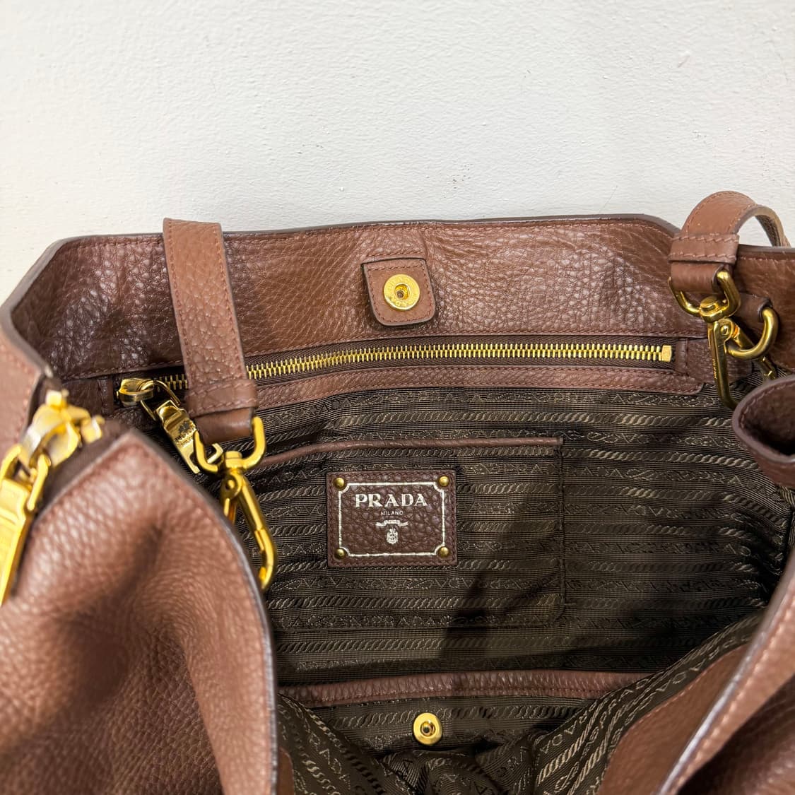 프라다 레더 토트백 골드 로고 더블 핸들 사이드 지퍼 디테일 브라운 상품이미지7