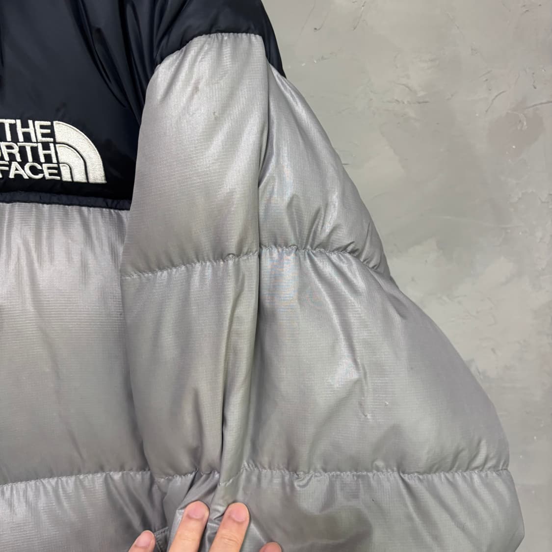 노스페이스 700 센터로고 눕시 구스다운 패딩 실버 그레이 상품이미지7