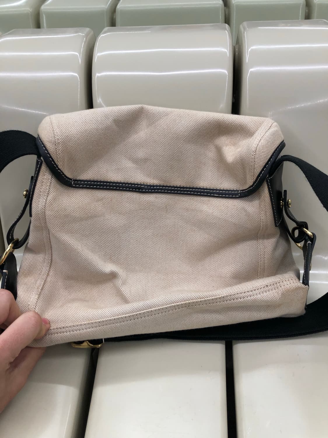 헌팅월드 캔버스 크로스백 상품이미지2