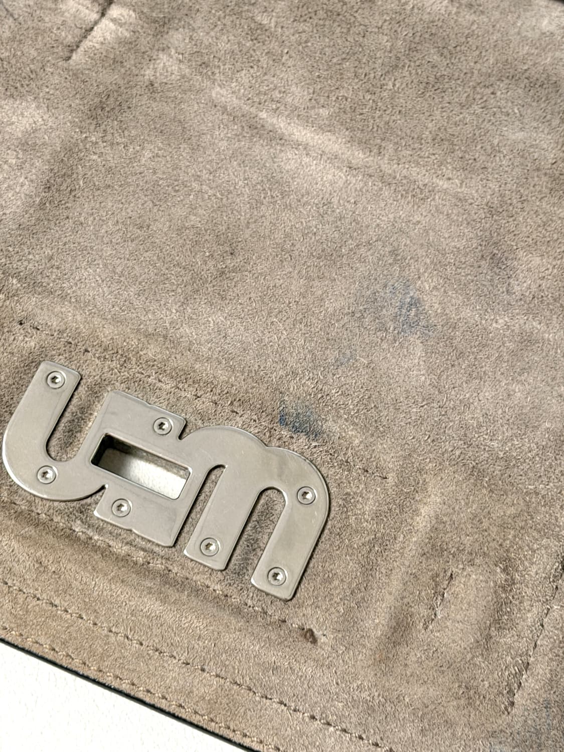 미우미우 시티 카프스킨 로고 락 플랩 크로스백 상품이미지10