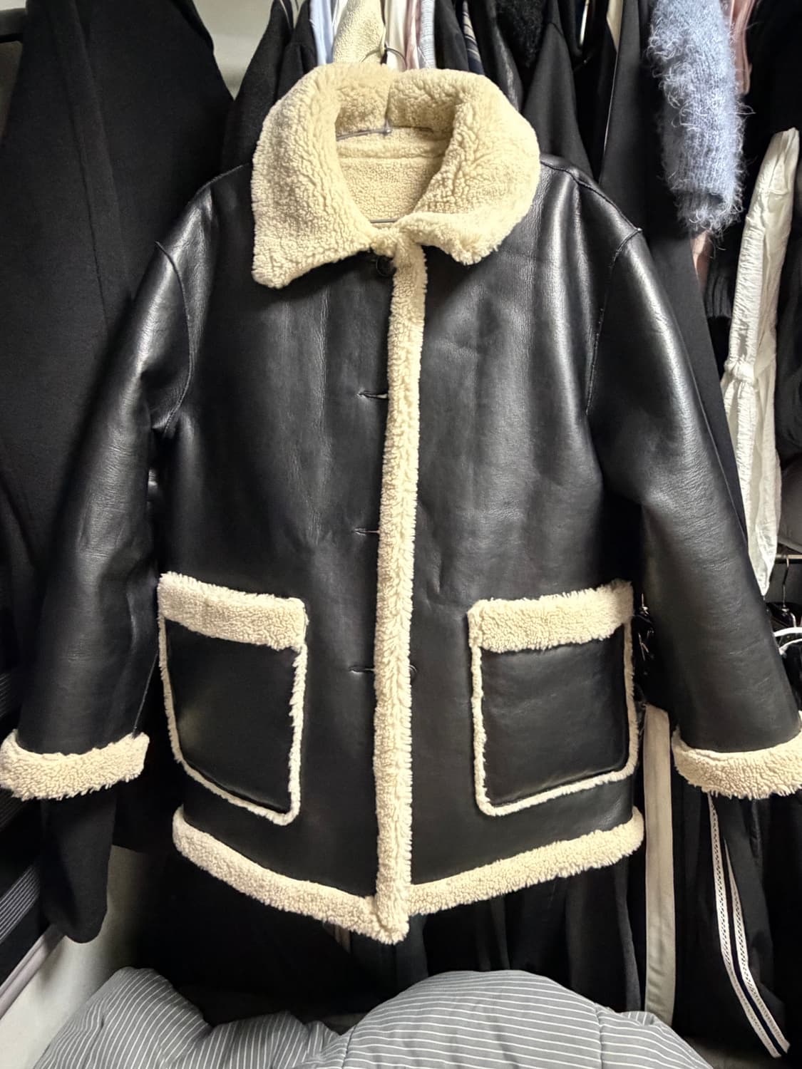 무신사스탠다드우먼 리버서블 신세틱 레더 시어링 하프코트 s 상품이미지5