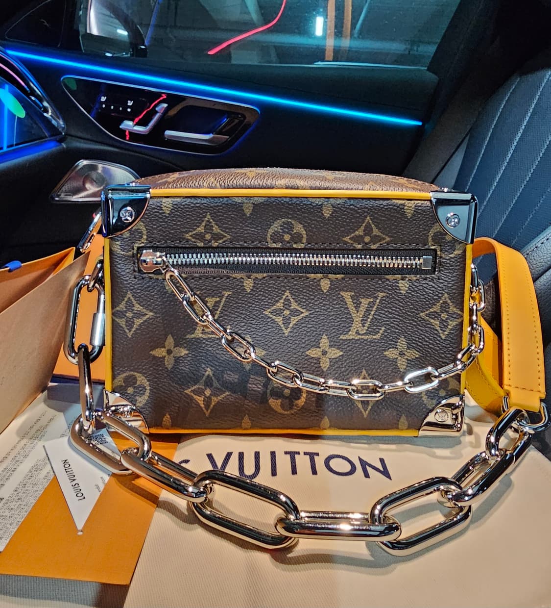 루이비통 퍼렐 컬러매니아 미니소프트 트렁크 크로스백 샤프란 상품이미지1