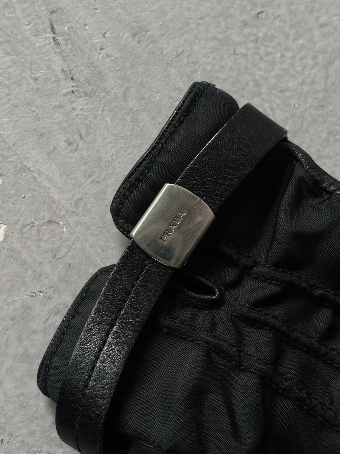프라다 레더 스트랩 포코노 글러브 상품이미지8