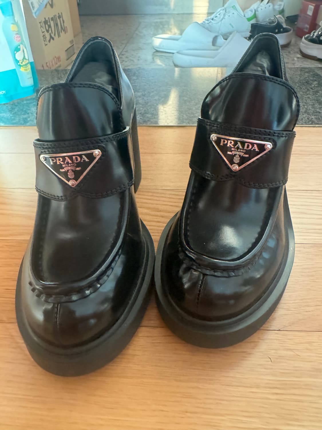 프라다 브러시드 가죽 힐 로퍼 35.5 새상품 상품이미지5