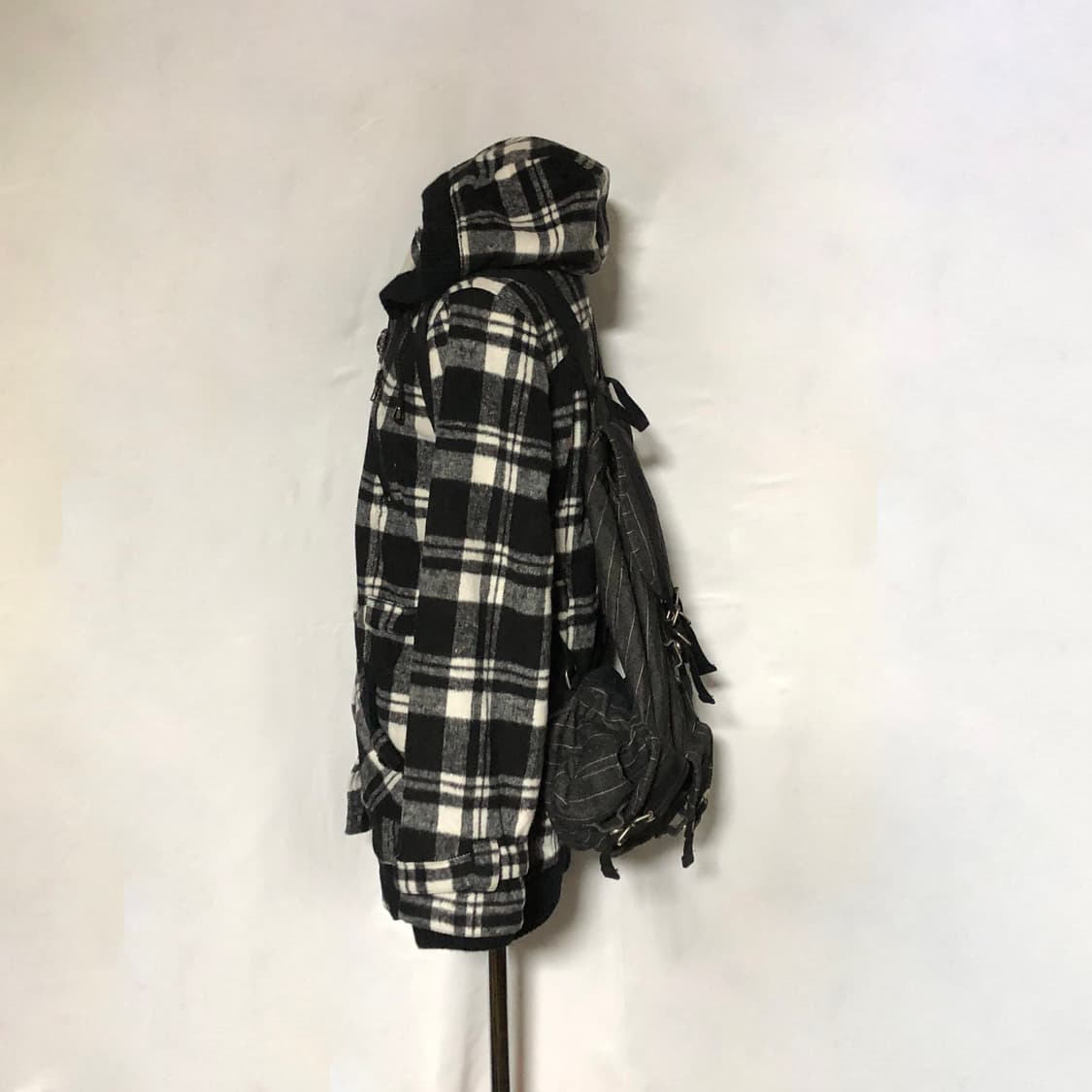 스트라이프 쓰리 포켓 백팩 그레이 상품이미지8