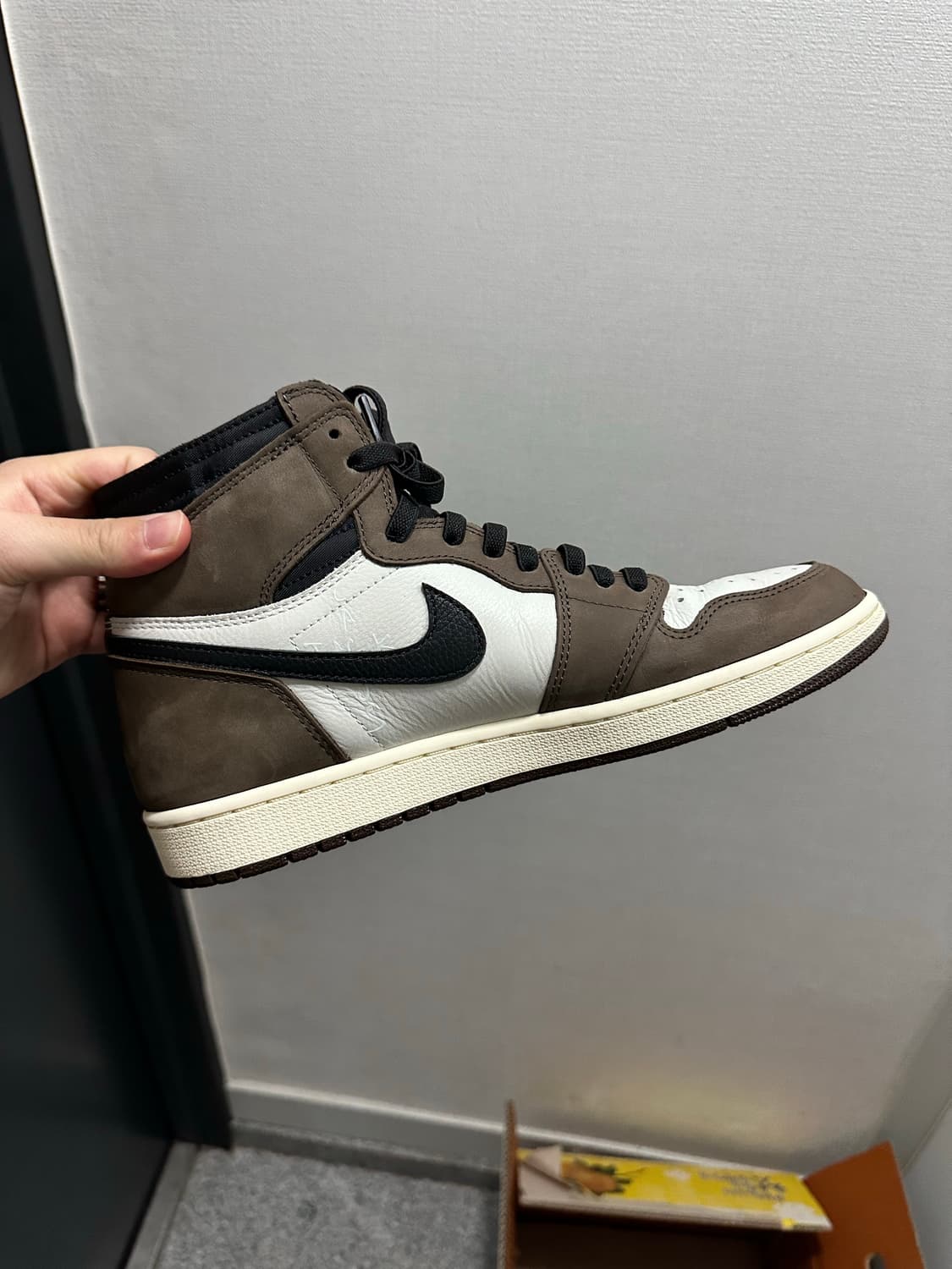 나이키 에어 조던1 트래비스 스캇 모카 275 상품이미지1