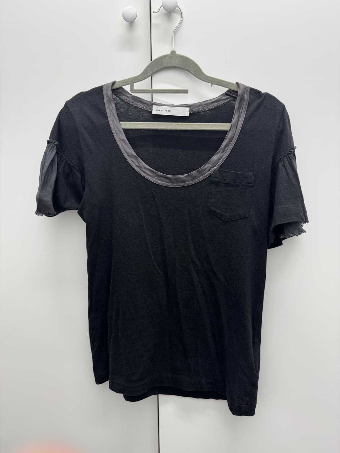 Sacai Luck 블랙 반팔 티셔츠 상품이미지1