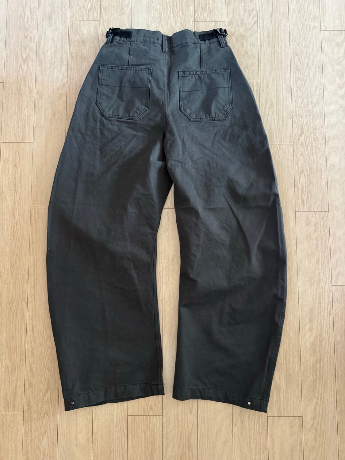 아르반 트리플 리프 커브드 팬츠 (차콜, 2사이즈) 상품이미지3