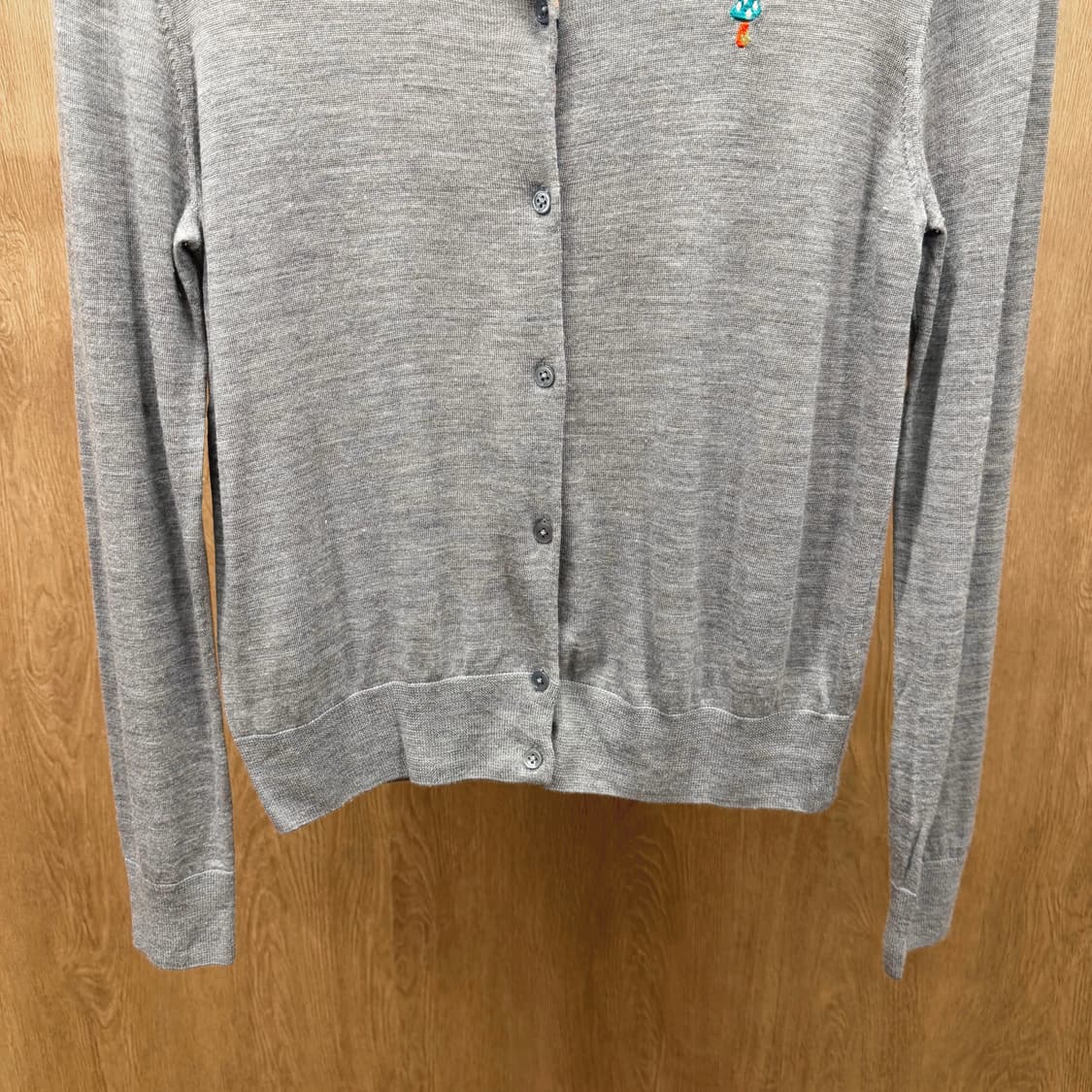 폴스미스 라운드넥 긴팔 울 니트 가디건 시그니처 자수 로고 디테일 그레이 상품이미지5