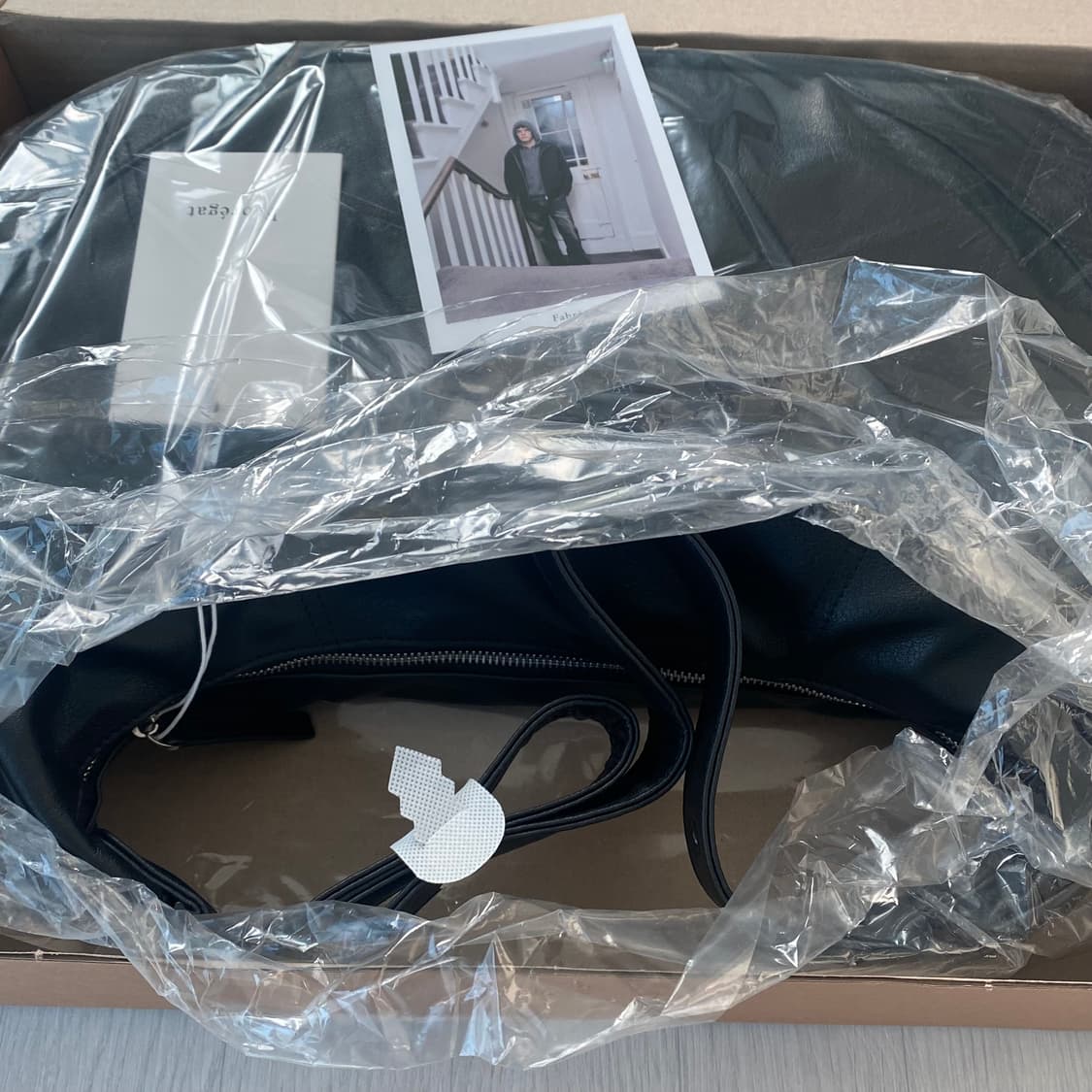 [새상품] 파브레가 하프 문 레더 크로스백 블랙 상품이미지7