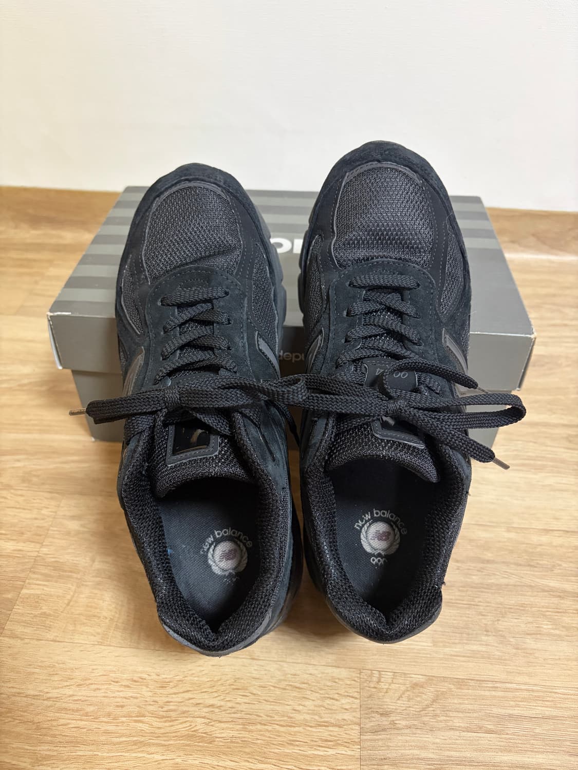 [270]뉴발란스 990v4 트리플 블랙 상품이미지2