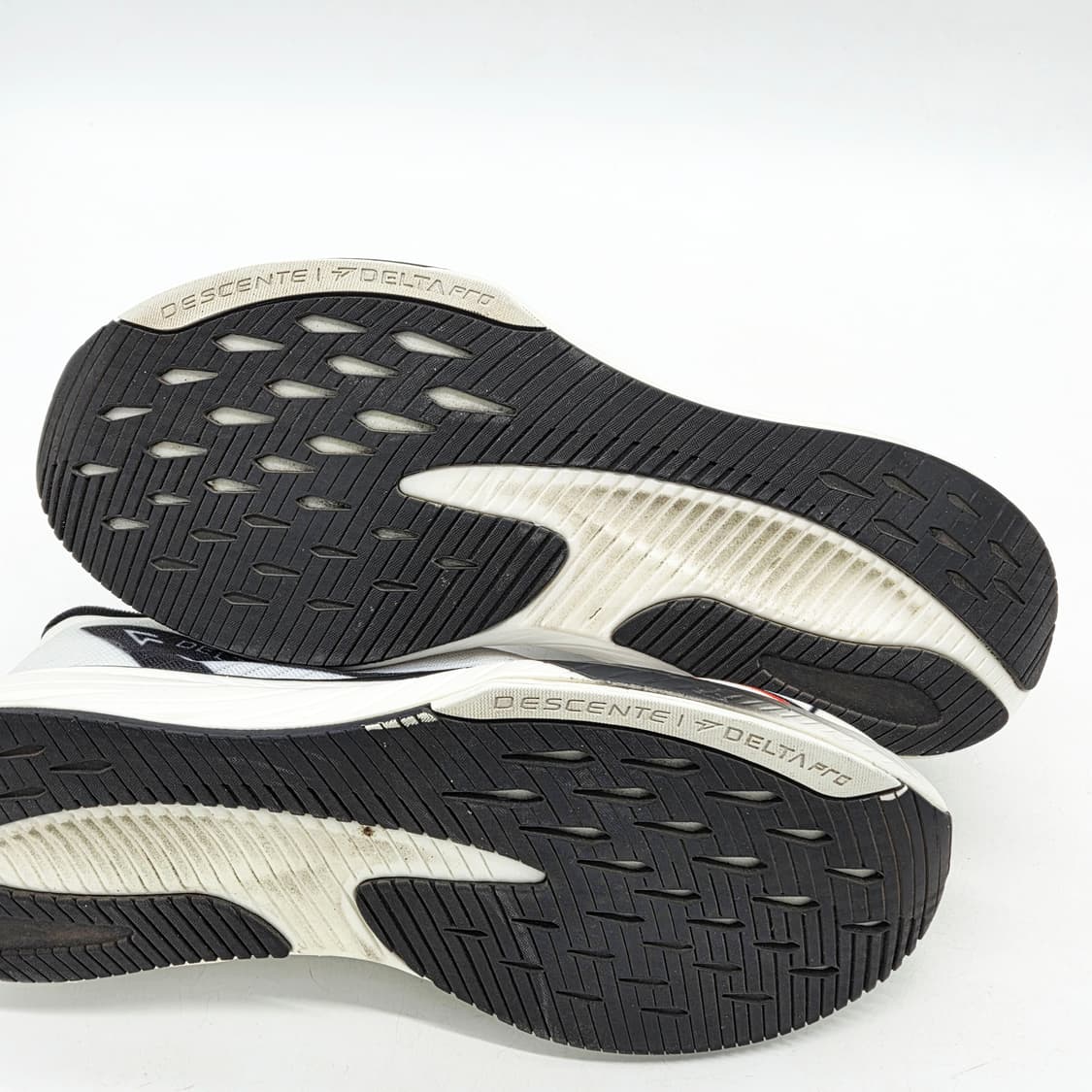 데쌍트 델타프로 템포 러닝화 흰/검 (265) 상품이미지3