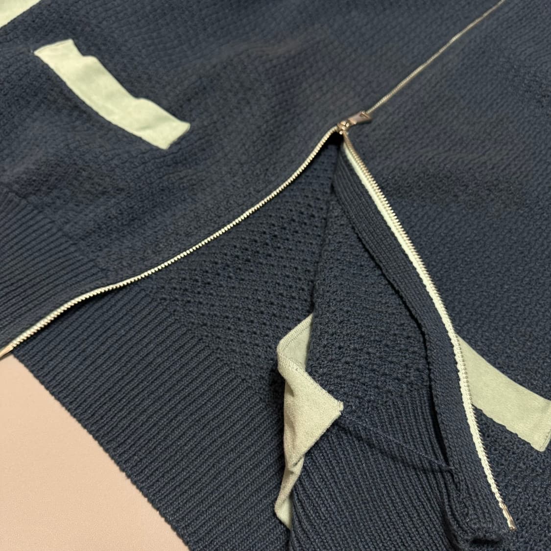 소어트(soerte) 네이비컬러 하이넥 도킹 드라이버 니트 집업 상품이미지4