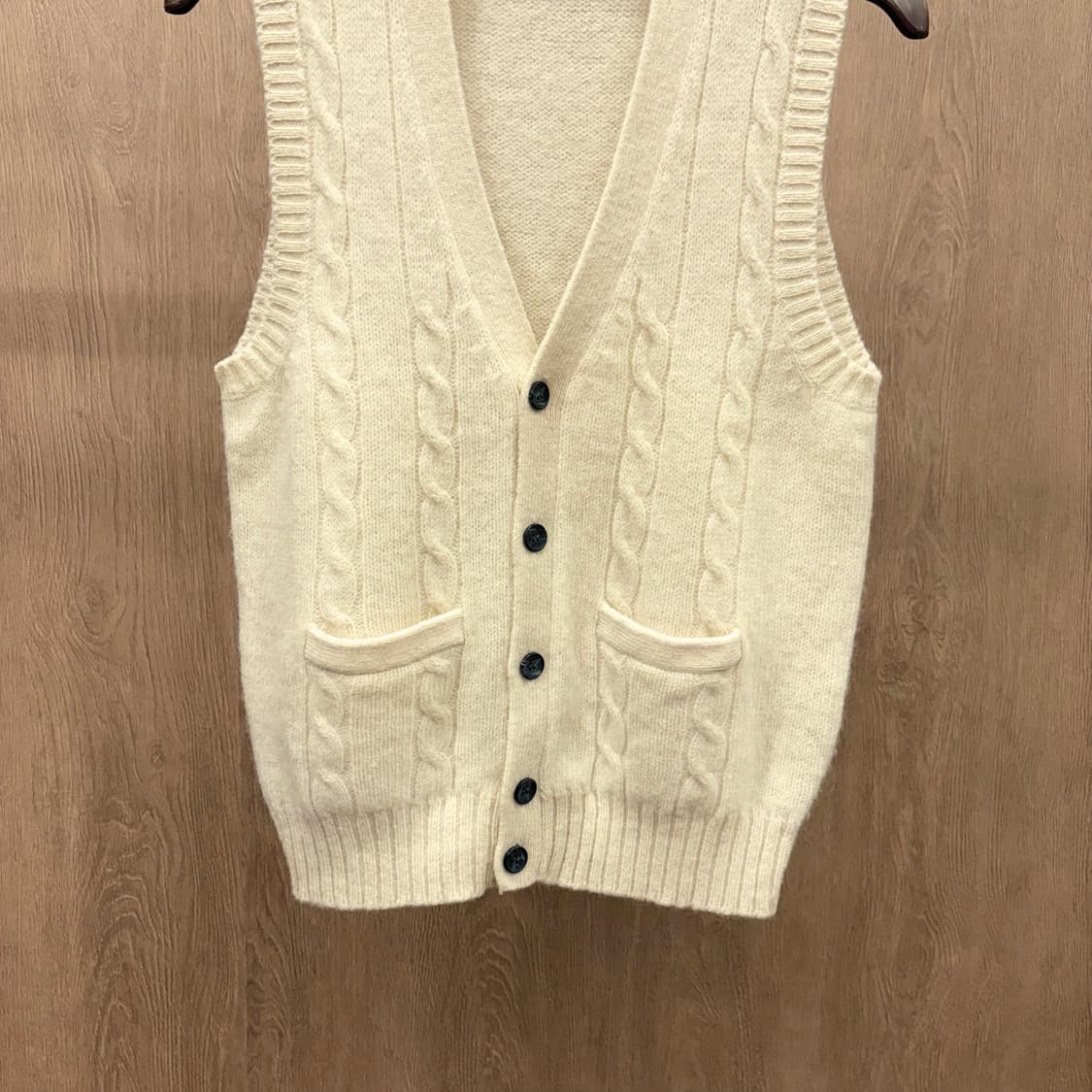빈티지 브이넥 울 니트 베스트 케이블 패턴 버튼 포켓 디테일 아이보리 상품이미지5