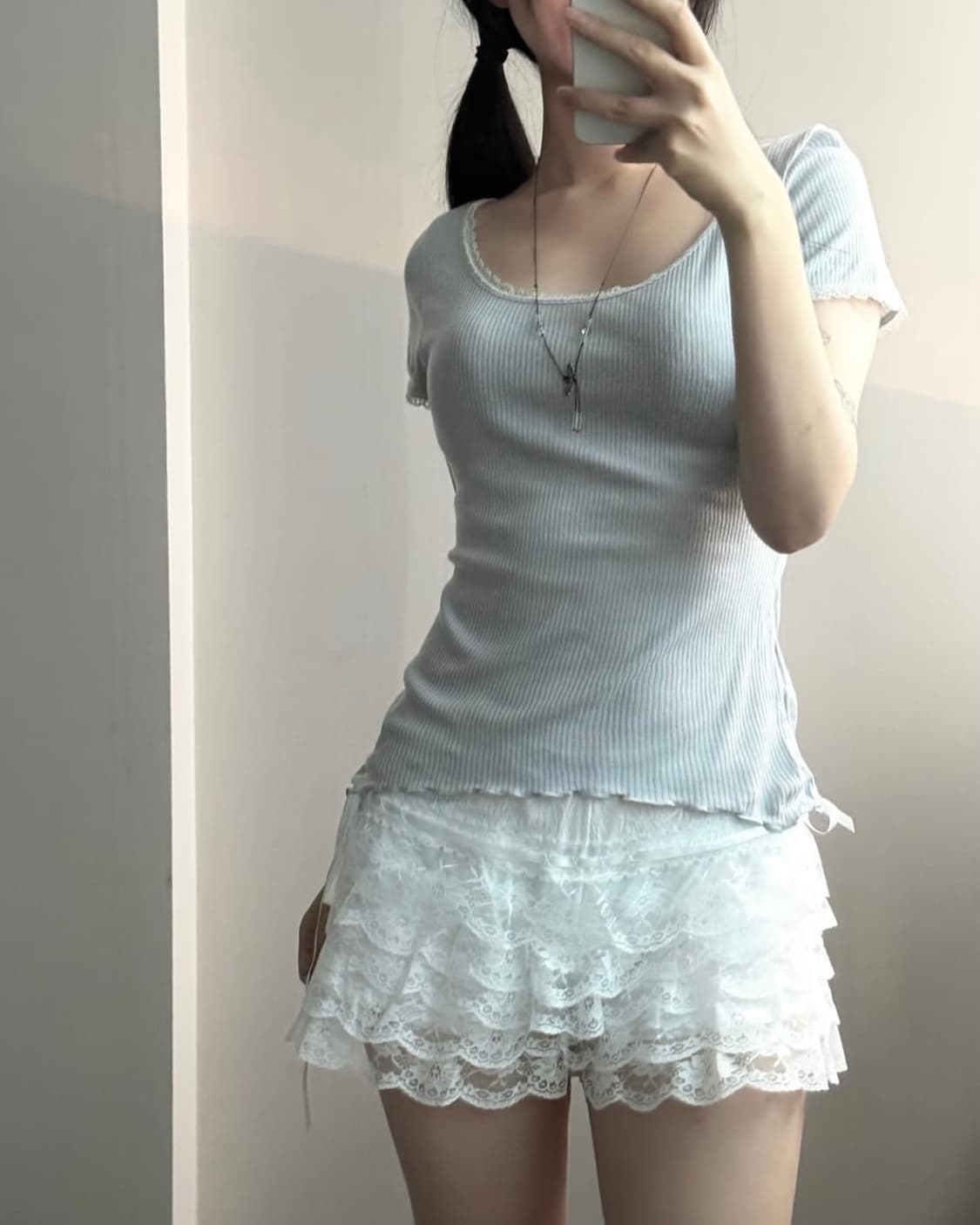 언샤픈 빈티지 페일블루 레이스 티셔츠 상품이미지1