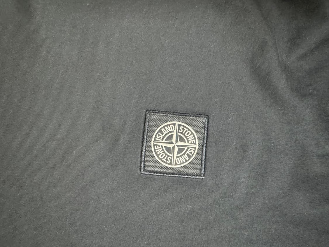 2XL 사이즈 스톤아일랜드 블랙 롱슬리브입니다. 깔끔한 디자인이라 어디든 상품이미지2