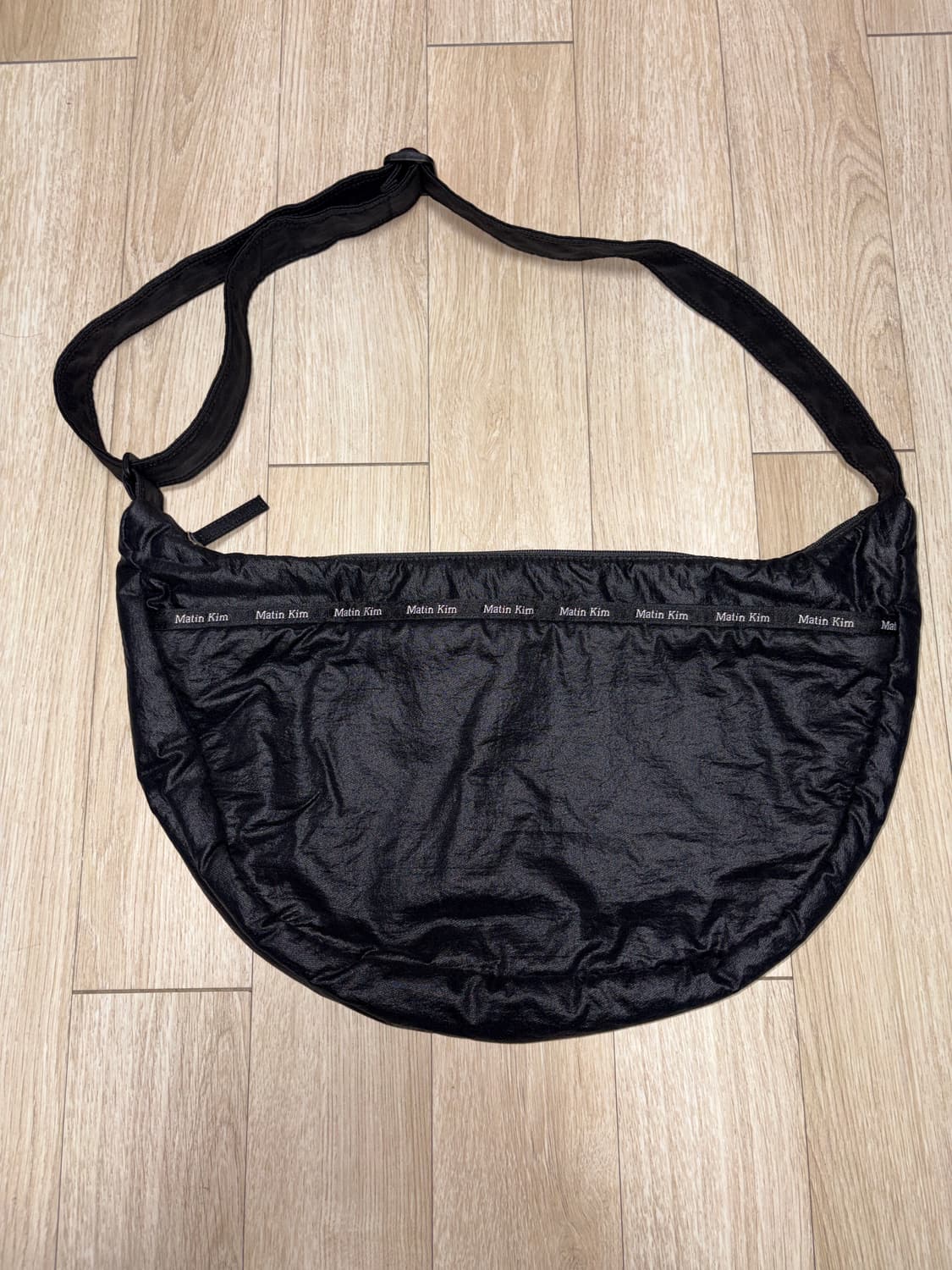 마뗑킴 글로시 패브릭 라운드 크로스백 블랙 상품이미지1