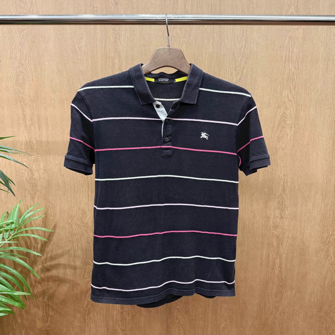 버버리 블랙 라벨 반팔 피케 티셔츠 스트라이프 패턴 로고 자수 블랙 상품이미지1