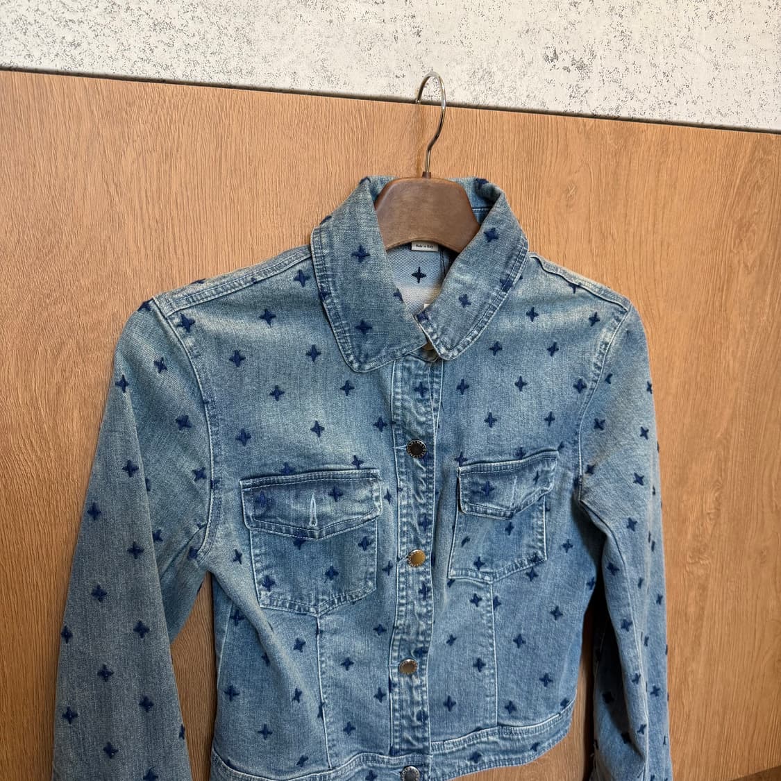 스텔라 맥카트니 크롭 데님 자켓 십자 자수 패턴 디테일 슬림핏 블루 상품이미지3
