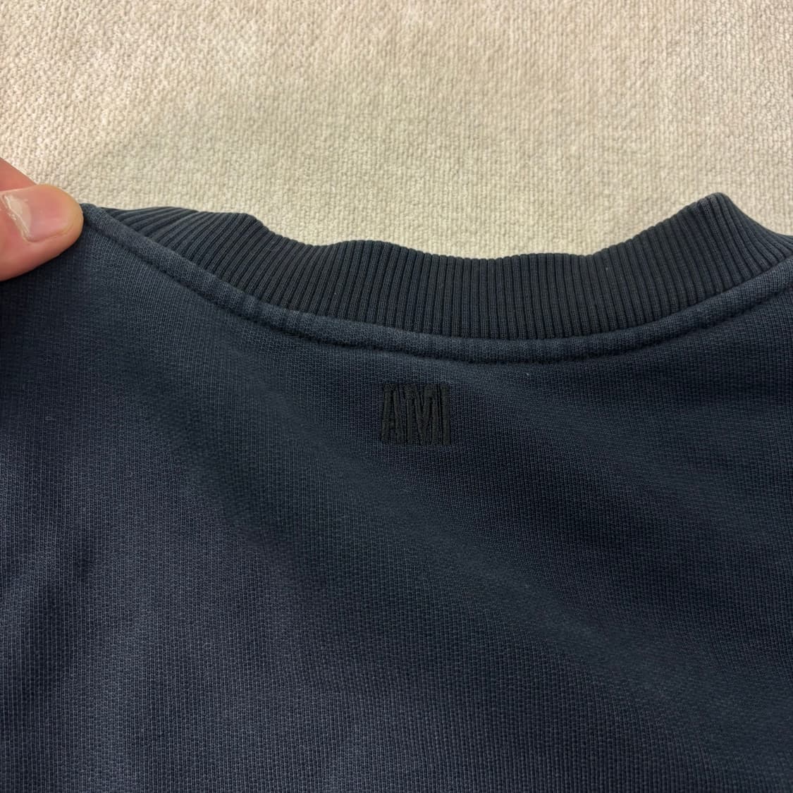 100 아미 스몰하트로고 챠콜 맨투맨  상품이미지6