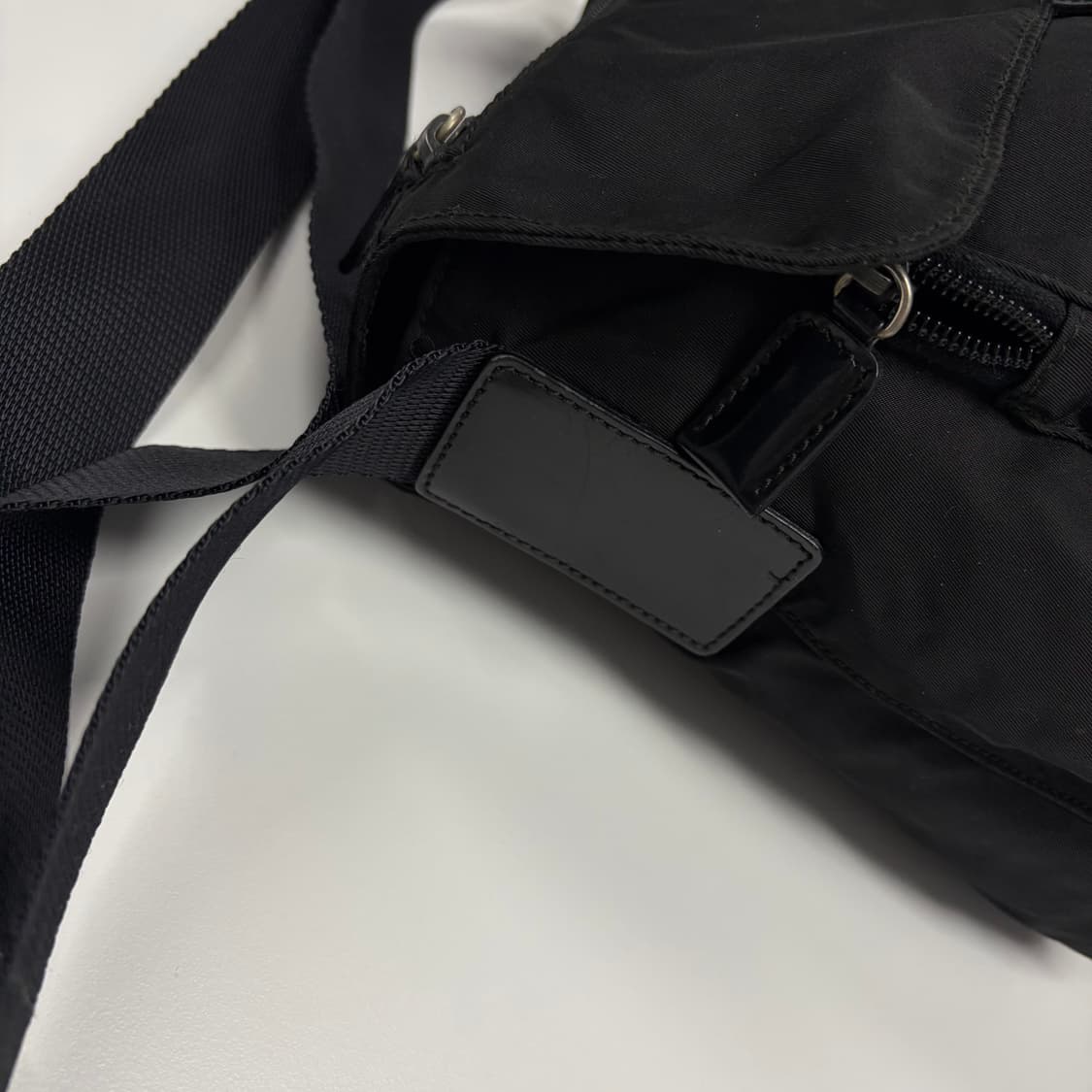 프라다 나일론 크로스백 상품이미지2