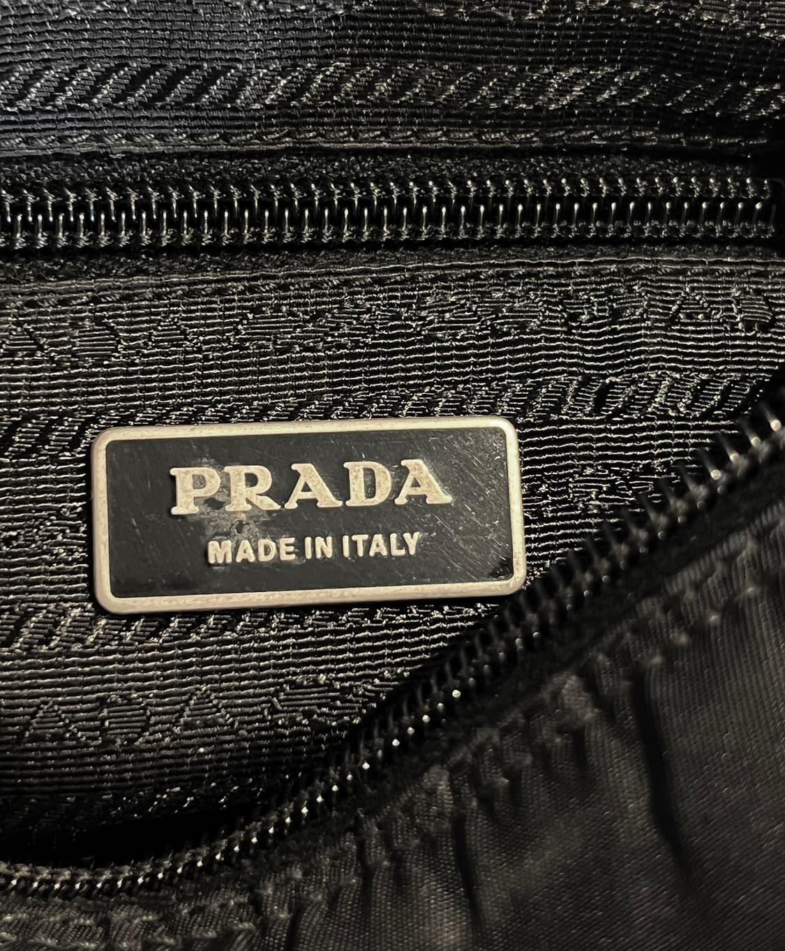 프라다 나일론 원버클 크로스백 상품이미지9