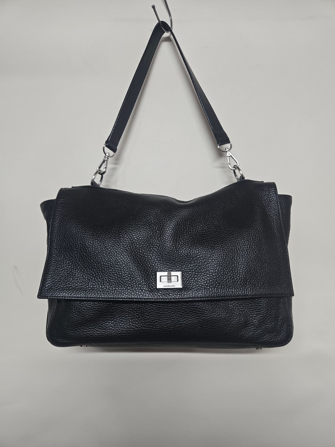 미닛뮤트 페레티백 M 블랙 이탈리안 카우 레더 숄더백 상품이미지1