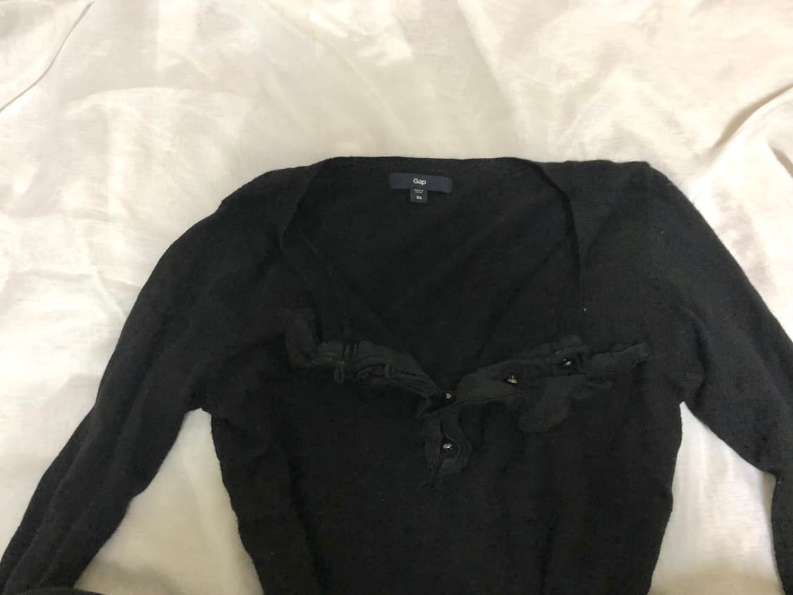 GAP 프릴 단추 니트 블랙 공겜여주 상품이미지3