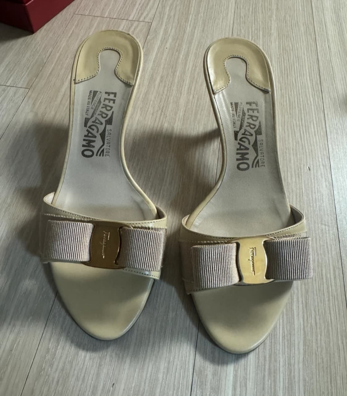 Ferragamo 페라가모 베이지 버터 샌들힐 상품이미지2