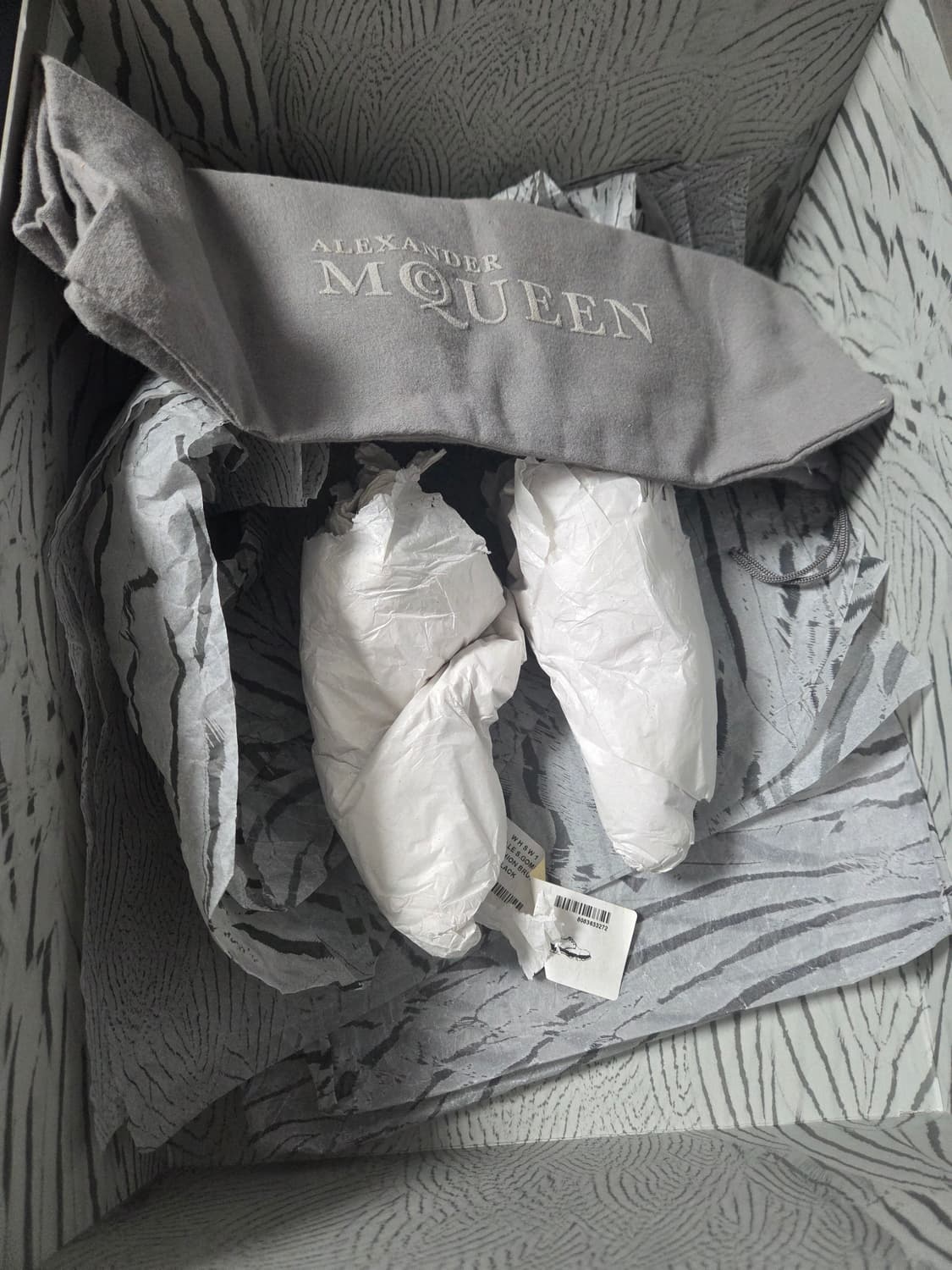 "청키한 실루엣의 정점, 알렉산더 맥퀸의 압도적인 존재감을 느껴보십시오. 상품이미지5