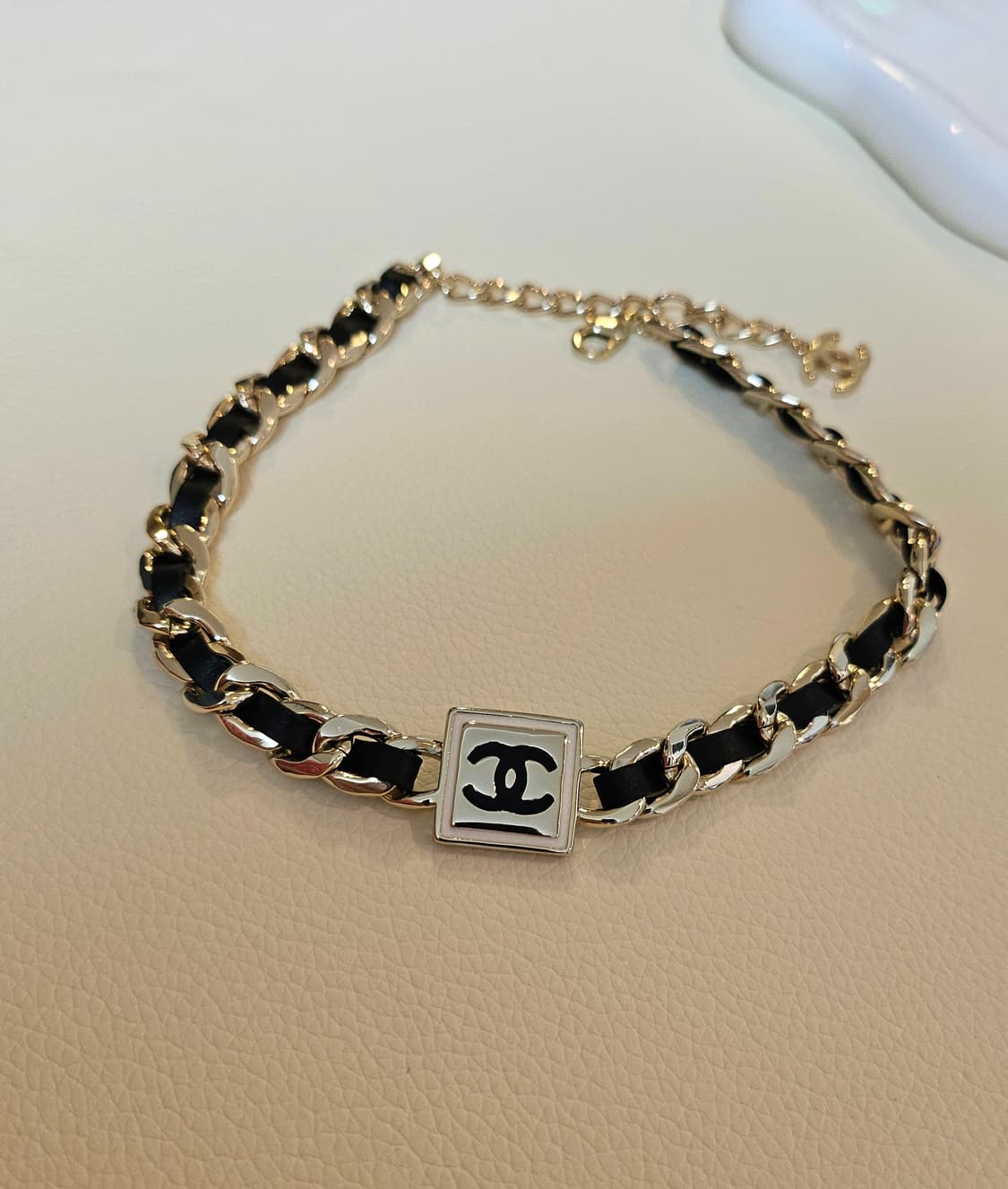 샤넬 CC로고 가죽 초커 목걸이 상품이미지1