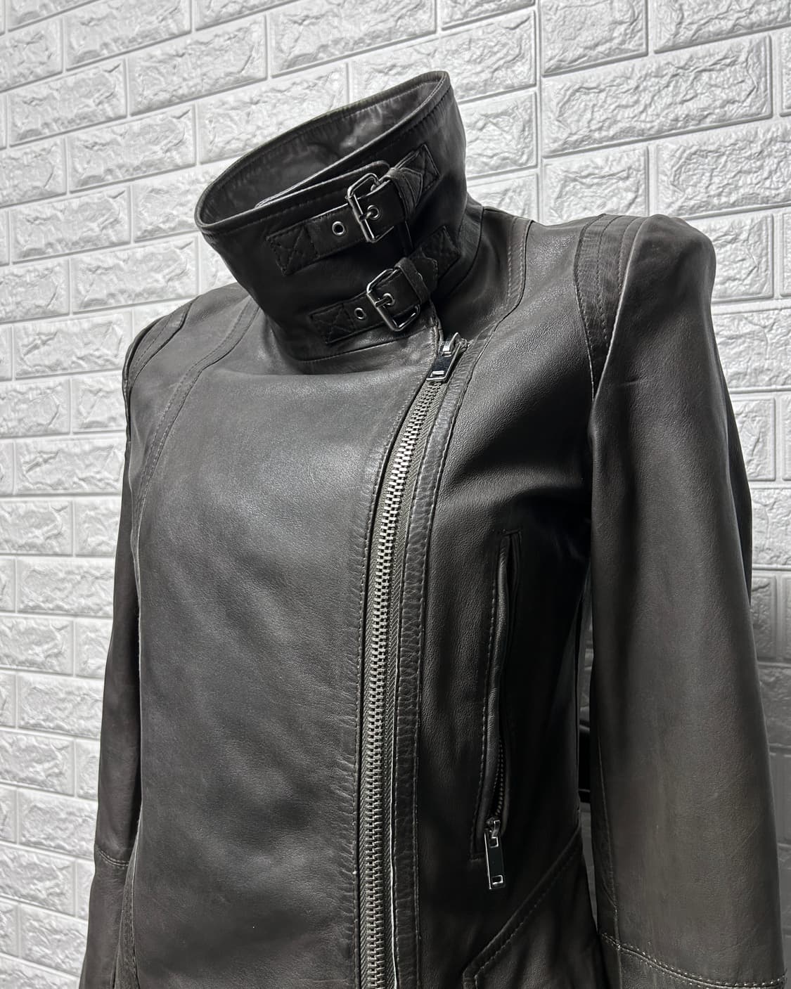 램스킨 비대칭 하이넥 버클 자켓 상품이미지4