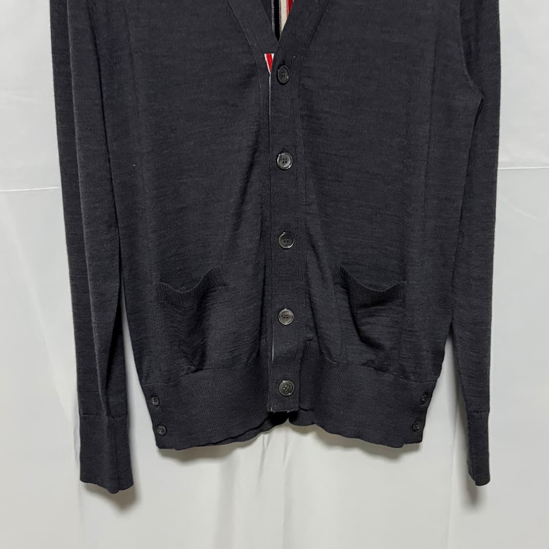 [미사용/2] 톰브라운 백삼선 울 가디건 다크 그레이 상품이미지5