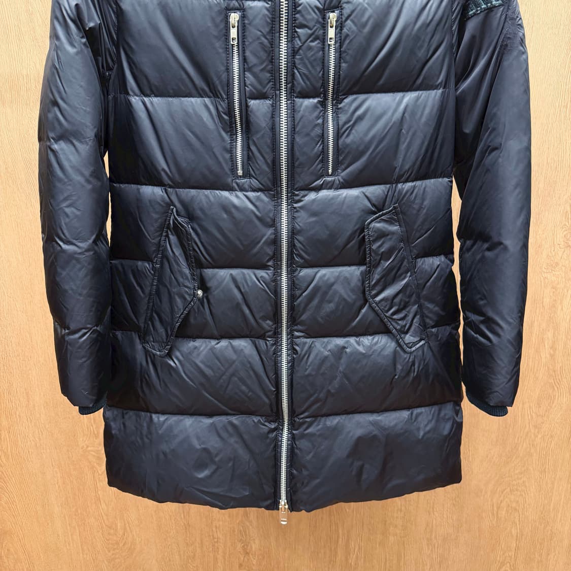 디젤 롱 후드 패딩 지퍼 멀티 포켓 로고 패치 디테일 레귤러핏 블랙 상품이미지5