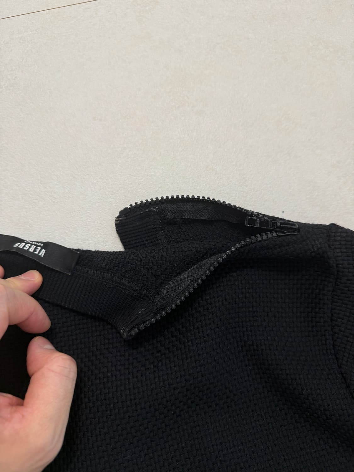 베르사체 프린지 로고 지퍼 티셔츠 XS 상품이미지8
