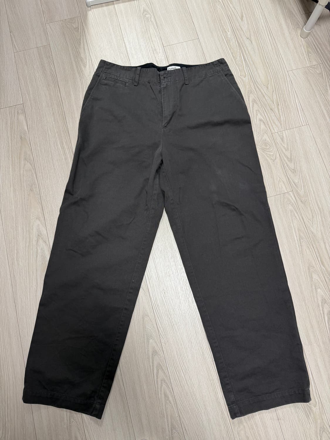 24fw 러프사이드 레귤러 치노 팬츠 3 차콜 상품이미지1