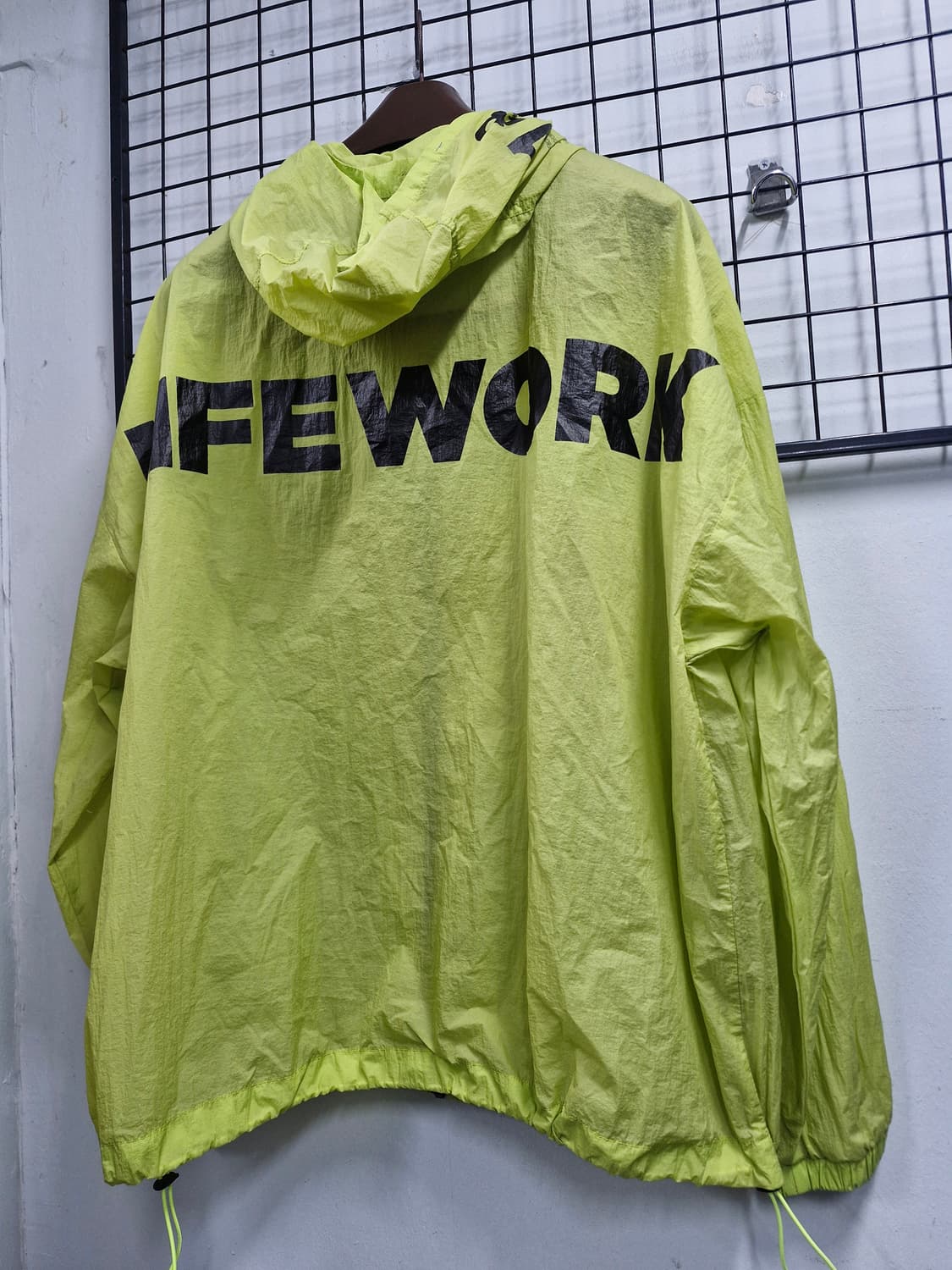 100L 라이프워크 네온 후드 바람막이 자켓. 상품이미지8
