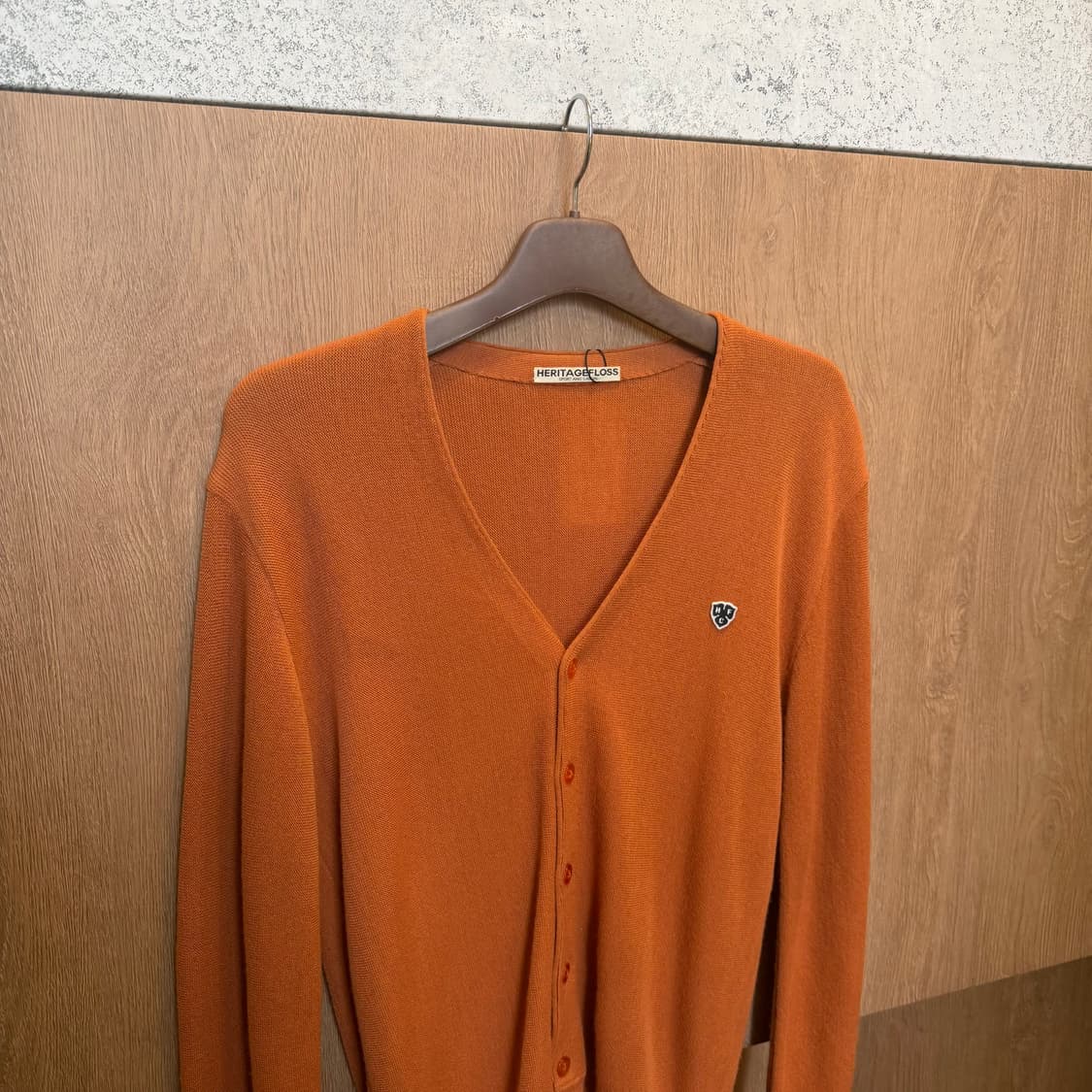 헤리티지플로스 브이넥 울 니트 가디건 로고 패치 디테일 오렌지 상품이미지3