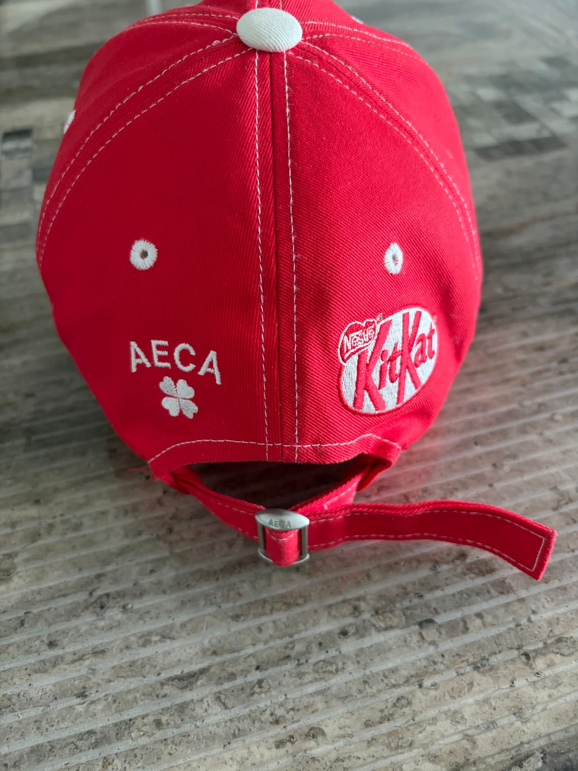 킷캣 x 에이카화이트 볼캡 상품이미지2