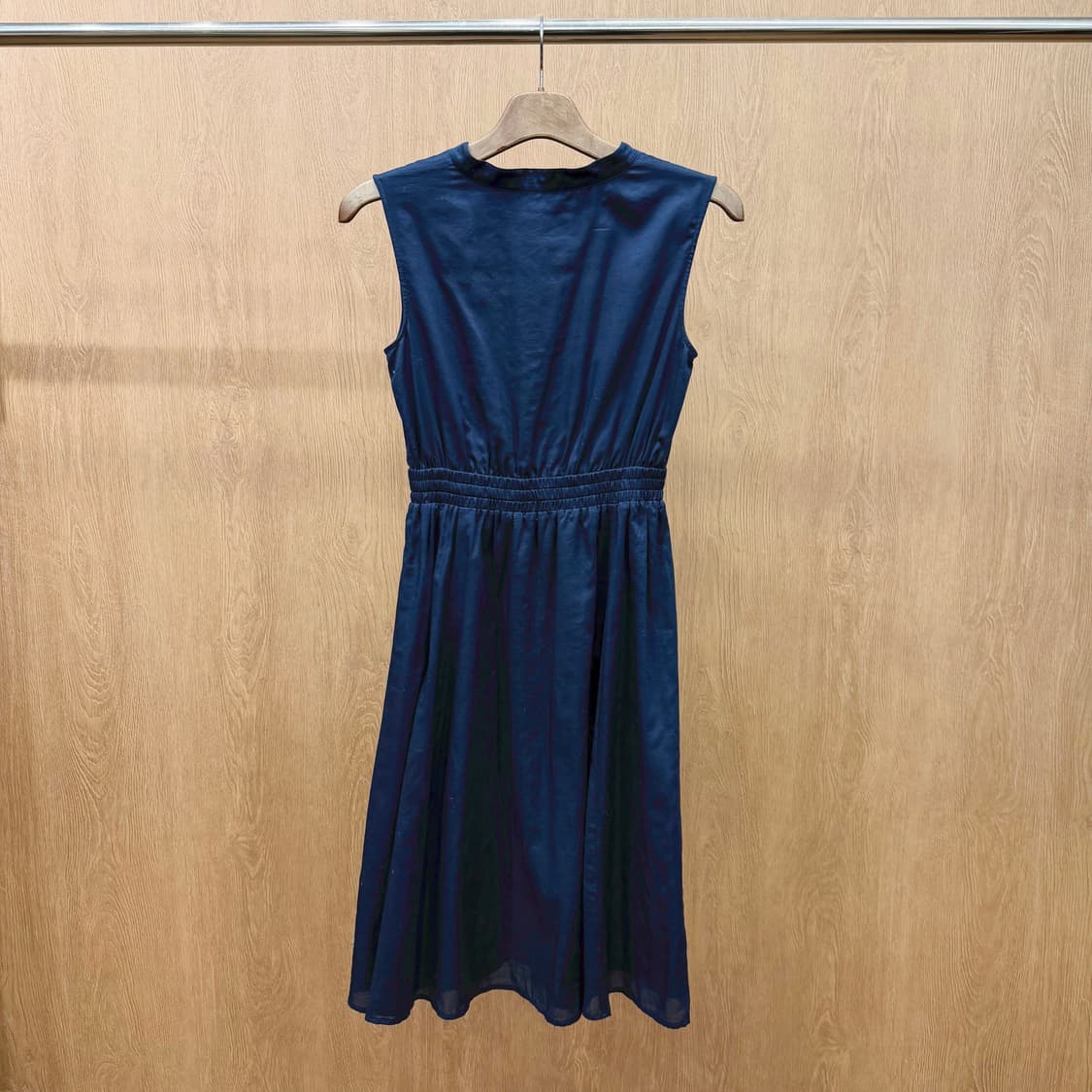 질스튜어트 슬리브리스 브이넥 롱 원피스 레이스 배색 허리 밴딩 네이비 상품이미지3