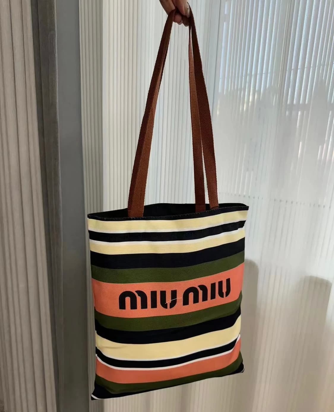 미우미우 캔버스 에코백  상품이미지3